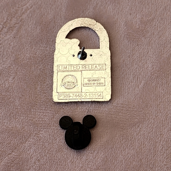 Limited Release Uncommon Disney Lock Pin Set of 2 Donald and Goofy - Picture 5 of 5